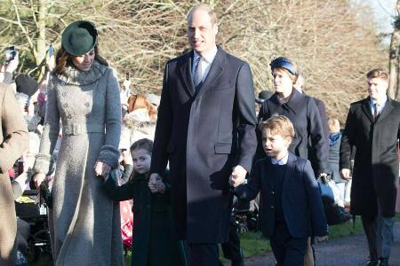 Herzogin Kate und Prinz William mit ihren Kindern Charlotte und George auf dem Weg zur Weihnachtsmesse Herzogin Kate und Prinz William mit ihren Kindern Charlotte und George auf dem Weg zur Weihnachtsmesse