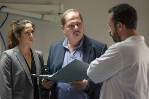 "Der Lissabon-Krimi: Dunkle Spuren": Silva (Jürgen Tarrach, l.) und Marcia (Vidina Popov) bekommen von einem Pathologen (Tia...