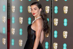 "Supergirl"-Star Amy Jackson lässt Baby-Bombe platzen