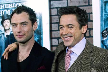 Robert Downey Jr. (rechts) und Jude Law werden 2021 wieder in die Rollen von Sherlock Holmes und Dr. Watson schlüpfen