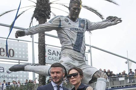 David und Victoria Beckham posieren vor der neuen Statue des ehemaligen Fußballers David und Victoria Beckham posieren vor der neuen Statue des ehemaligen Fußballers