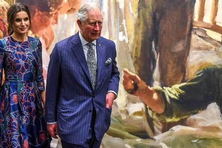 Königin Letizia von Spanien und Prinz Charles gemeinsam bei der Ausstellungseröffnung in London
