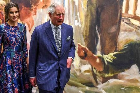 Königin Letizia von Spanien und Prinz Charles gemeinsam bei der Ausstellungseröffnung in London Königin Letizia von Spanien und Prinz Charles gemeinsam bei der Ausstellungseröffnung in London