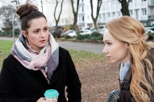 "Unter uns": Saskia (Antonia Michalsky, l.) ist fassungslos, als die Zeugin Laura Paulus Geld für ihre Aussage will