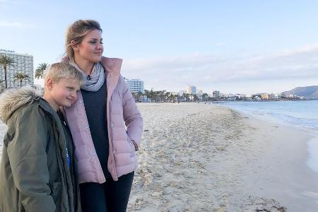 Jennifer Matthias und ihr Sohn Leon am Strand von Mallorca