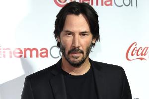 Nach Notlandung: Hollywood-Star Keanu Reeves nimmt den Bus