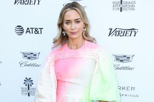 Emily Blunt erschien in Rosé und Neon-Grün auf einem Event in Palm Springs