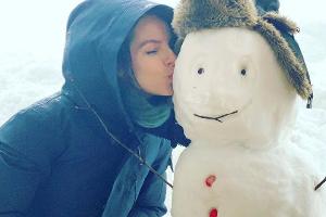 Yvonne Catterfeld hat die Schneemassen kreativ in Szene gesetzt