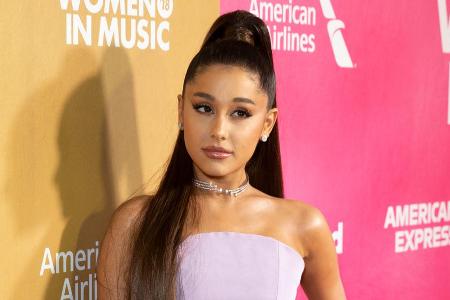 Eine Musikerkollegin behauptet, dass Ariana Grande Textzeilen gestohlen haben soll