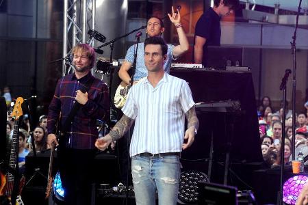 Sänger Adam Levine mit seiner Band Maroon 5 bei einem Auftritt Sänger Adam Levine mit seiner Band Maroon 5 bei einem Auftritt