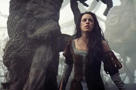 Snow White (Kristen Stewart) gelingt die Flucht aus dem Turm und sie sucht Schutz im dunklen Wald Snow White (Kristen Stewart) gelingt die Flucht aus dem Turm und sie sucht Schutz im dunklen Wald