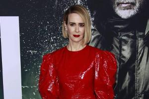 Sarah Paulson schockt in roter Albtraum-Robe