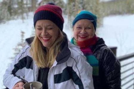 Reese Witherspoon mit Mutter Betty im Ski-Urlaub