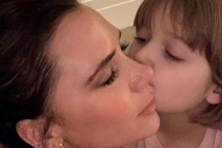 Die kleine Harper Beckham gibt ihrer Mama einen Gute-Nacht-Kuss