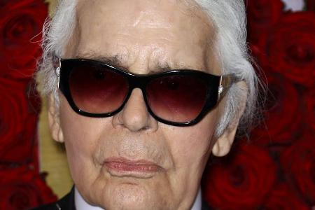Karl Lagerfeld ist seit 35 Jahren Modedesigner für Chanel Karl Lagerfeld ist seit 35 Jahren Modedesigner für Chanel