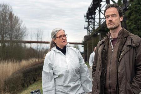Kommissar Faber (Jörg Hartmann) und Rechtsmedizinerin Leitner (Sybille J. Schedwill, l.) begutachten den Tatort Kommissar Faber (Jörg Hartmann) und Rechtsmedizinerin Leitner (Sybille J. Schedwill, l.) begutachten den Tatort
