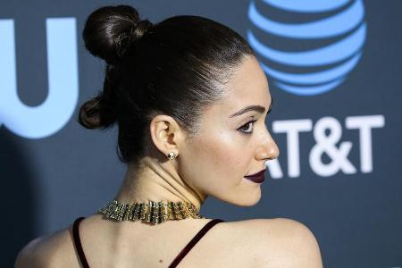 Emmy Rossum macht es vor: Auf dem roten Teppich ist der vertikale Double Bun angesagt wie nie