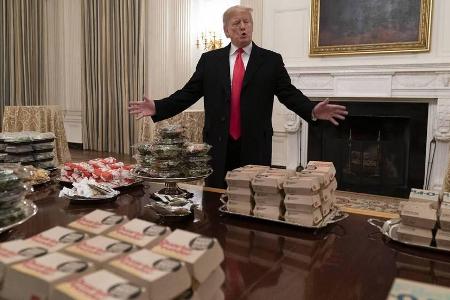 Donald Trump präsentiert sein Abendessen