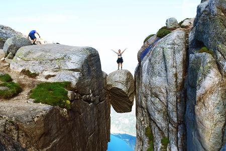 Für diese Foto braucht es mehr als Mut: der Kjeragbolten in Norwegen Für diese Foto braucht es mehr als Mut: der Kjeragbolten in Norwegen