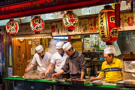 Es geht heiß her an den Straßenständen im japanischen Osaka