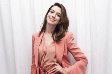 Anne Hathaway strotzt dem Winterblues mit ordentlich Farbe