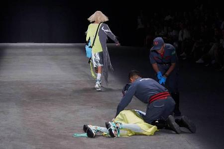 Sao Paulo Fashion Week: Tales Soares wird von den Sanitätern auf dem Laufsteg behandelt Sao Paulo Fashion Week: Tales Soares wird von den Sanitätern auf dem Laufsteg behandelt