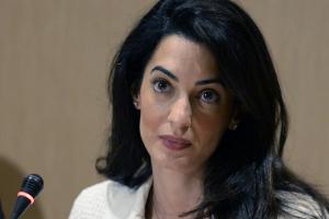 Amal Clooney vertritt Mutter des IS-Opfers im Münchner Terrorprozess