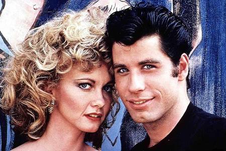 Durch ihre Freundschaft zu Danny (John Travolta, re.) verwandelt sich die biedere Sandy (Olivia Newton-John) in eine Tanzmaus
