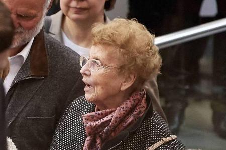Herlind Kasner, die Mutter von Bundeskanzlerin Angela Merkel, auf der Ehrentribüne bei der Vereidigung der Minister im Bunde... Herlind Kasner, die Mutter von Bundeskanzlerin Angela Merkel, auf der Ehrentribüne bei der Vereidigung der Minister im Bunde...