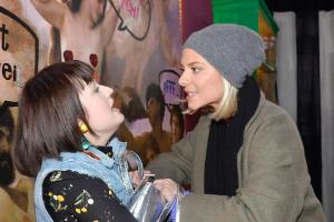"GZSZ": Sunny (r.) ist sicher, dass Karla bei Emily eine kranke Nummer abzieht