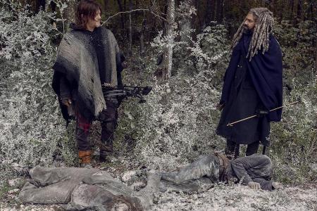 Nicht nur wegen des plötzlichen Wintereinbruchs herrscht zwischen Daryl (Norman Reedus, l.) und Ezekiel (Khary Payton) Eiszeit