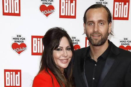 Schauspielerin Simone Thomalla und Handball-Star Silvio Heinevetter sind seit 2009 ein Paar Schauspielerin Simone Thomalla und Handball-Star Silvio Heinevetter sind seit 2009 ein Paar