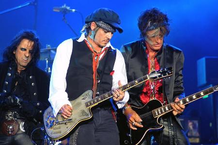 Alice Cooper (l.) und seine Vampir-Kollegen Joe Perry (r.) sowie Johnny Depp