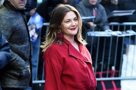 Drew Barrymore glänzte in einem glamourösen Jumpsuit in Rot Drew Barrymore glänzte in einem glamourösen Jumpsuit in Rot