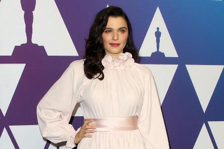 Schauspielerin Rachel Weisz im blassrosa Rüschenkleid