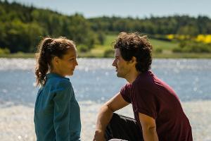 "Inga Lindström: Das Haus am See": Liv (Franziska Wulf) kann ihre Gefühle zu Mikael (Manuel Mairhofer) noch nicht so richtig...