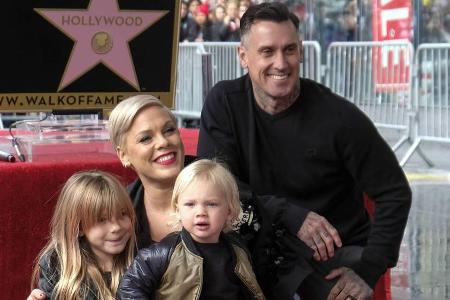 Pink bei der Enthüllung ihres Sterns auf dem Walk of Fame mit Ehemann Carey Hart und den Kindern Willow Sage und Jameson Moon