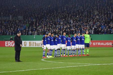 Vor dem DFB-Pokalspiel zwischen Schalke und Fortuna Düsseldorf gab es eine Schweigeminute für Rudi Assauer