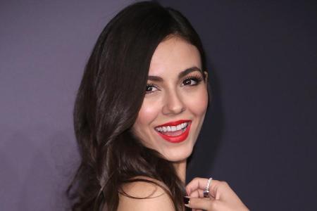 Victoria Justice macht vor, wie man sich für ein romantisches Date am besten schminkt Victoria Justice macht vor, wie man sich für ein romantisches Date am besten schminkt