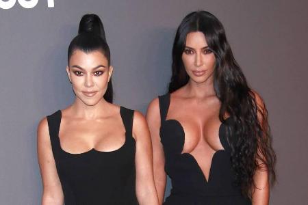 Kim (r.) und Kourtney Kardashian waren in ihren Versace-Kleidern einer der Hingucker des Abends