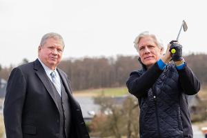 "Der Staatsanwalt: Rätselhafter Überfall": Staatsanwalt Bernd Reuther (Rainer Hunold, l.) befragt den Golflehrer Oliver Mere...