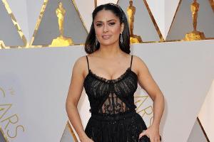 Bei "Wetten, dass..?": Salma Hayek postet Video mit Karl Lagerfeld