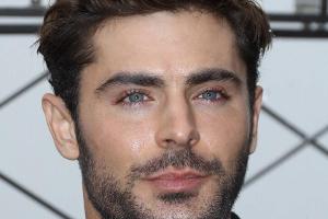 Schmerzverzerrte Grüße: Zac Efron liegt im Krankenhaus
