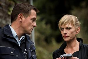 "Helen Dorn: Nach dem Sturm": Polizist Tom Petersen (Johannnes Zirner) und Helen Dorn (Anna Loos) stoßen bei den Dorfbewohne...
