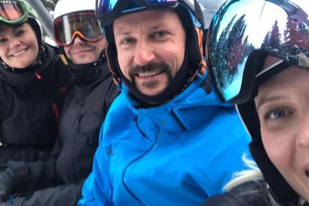 Auf dem Skilift (v.l.): Kronprinzessin Victoria von Schweden und ihr Ehemann, Prinz Daniel, sitzen neben Kronprinz Haakon vo... Auf dem Skilift (v.l.): Kronprinzessin Victoria von Schweden und ihr Ehemann, Prinz Daniel, sitzen neben Kronprinz Haakon vo...