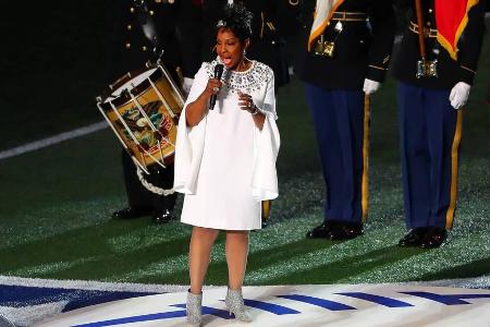 Gladys Knight beim Super Bowl