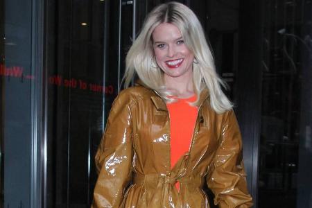 Die britische Schauspielerin Alice Eve (36) weiß, wie man Vinyl richtig trägt