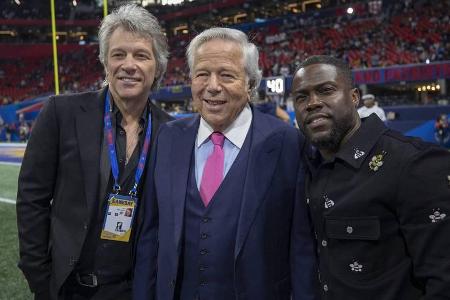 Musiker Jon Bon Jovi (l.) mit New-England-Patriots-Inhaber Robert Kraft und Schauspieler Kevin Hart (r.)