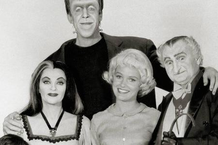 Beverley Owen als Marilyn Munster in der Mitte der Beverley Owen als Marilyn Munster in der Mitte der