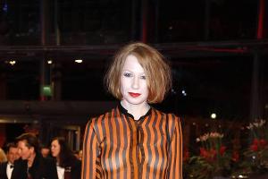 Birgit Minichmayr mit BH-Blitzer bei der Berlinale